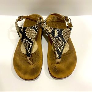 Vionic Kirra Women's size 7 snake skin patterned leather buckle thong sandal